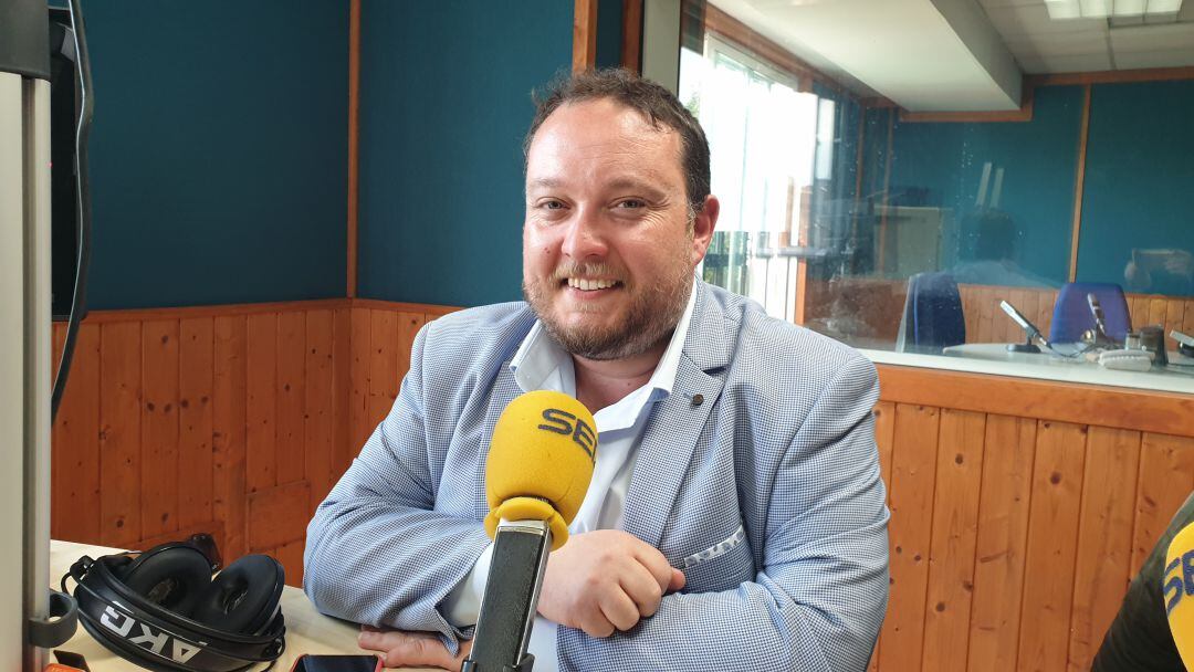 Rubén Gómez, en el estudio de Radio Santander.