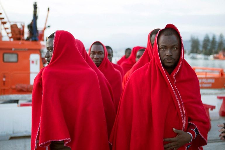 Algunos de los inmigrantes de origen subsahariano, entre ellos, nueve mujeres y al menos cuatro menores, que han sido rescatados de una patera por Salvamento Marítimo a 19 millas al oeste de la isla de Alborán y que han llegado en buenas condiciones de sa