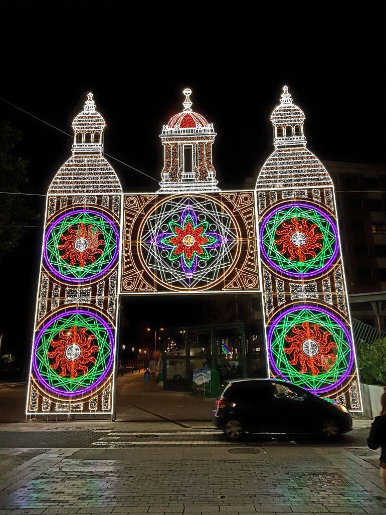 Portada luminosa de Pío XII en Palencia