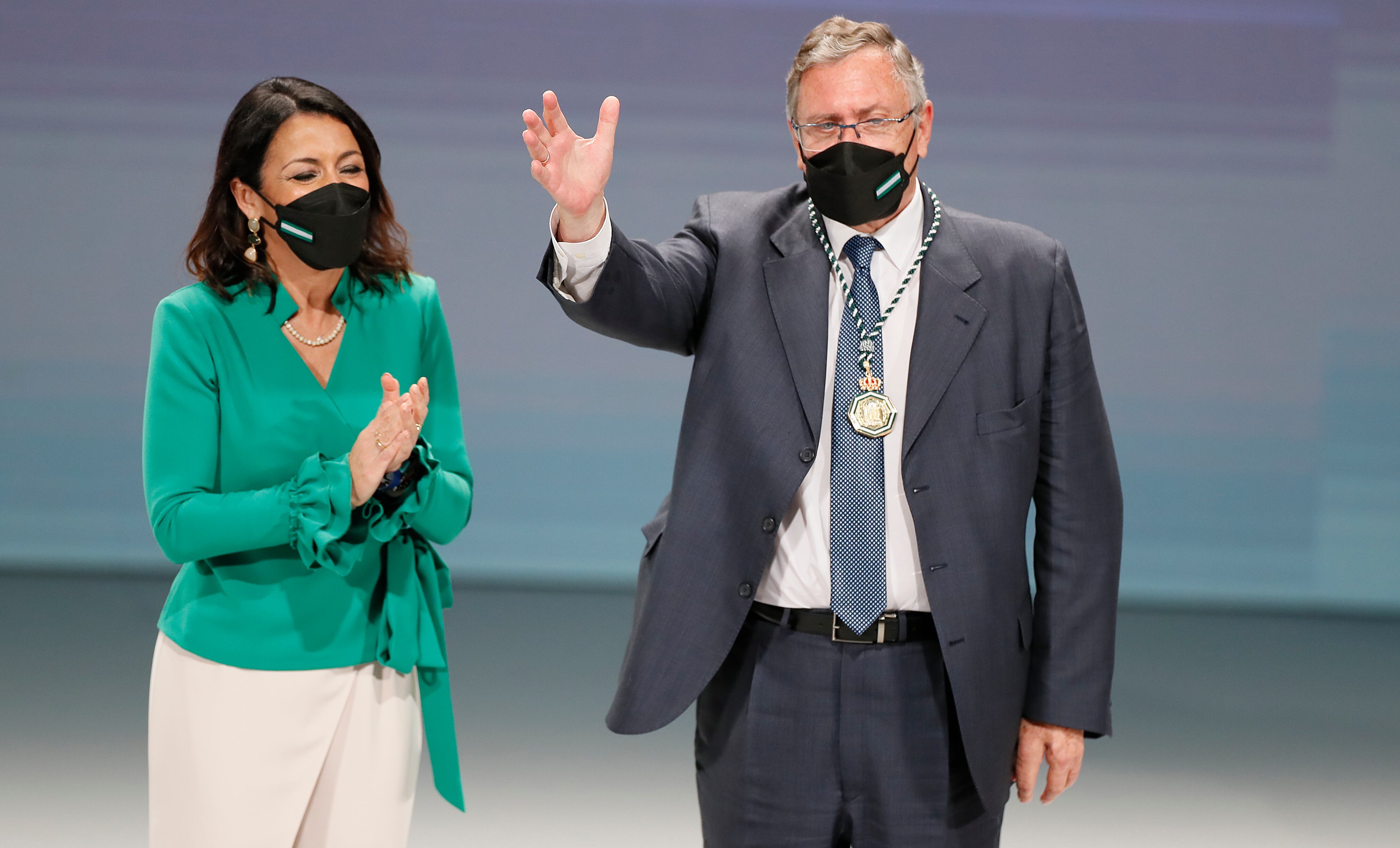 SEVILLA, 28/02/2022.- La presidenta del Parlamento andaluz, Marta Bosquet (i), entrega la medalla de Investigación Ciencia y Salud a José Manuel Quesada (d) durante la ceremonia de entrega de medallas del Día de Andalucía celebrado este lunes en el teatro de la maestranza de Sevilla. EFE/José Manuel Vidal