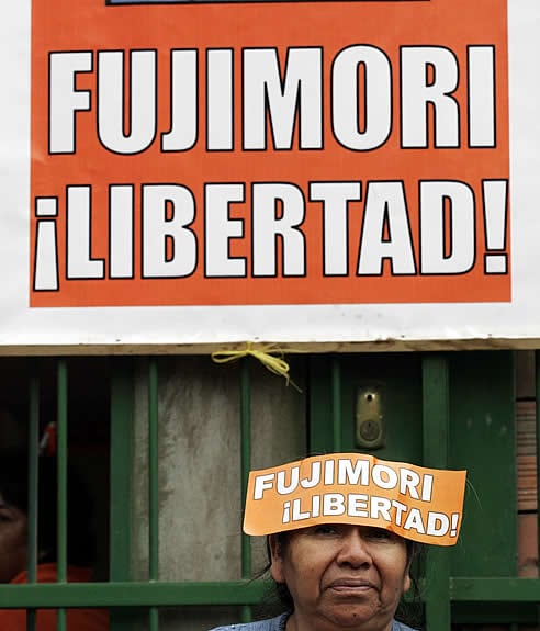 Una seguidora del ex presidente de Perú Alberto Fujimori espera fuera del cuartel donde está detenido el ex mandatario en Lima.