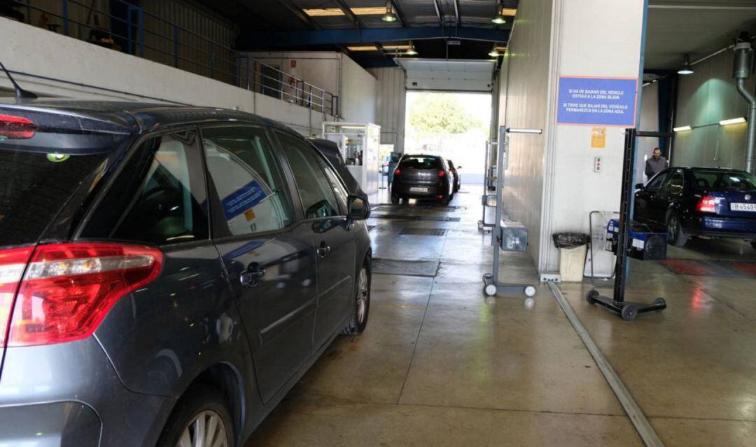 Coches en la cola de la ITV