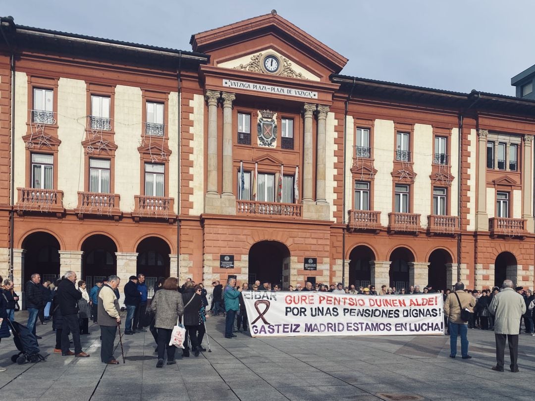 Pensionistas concentrados frente al Ayuntamiento de Eibar.