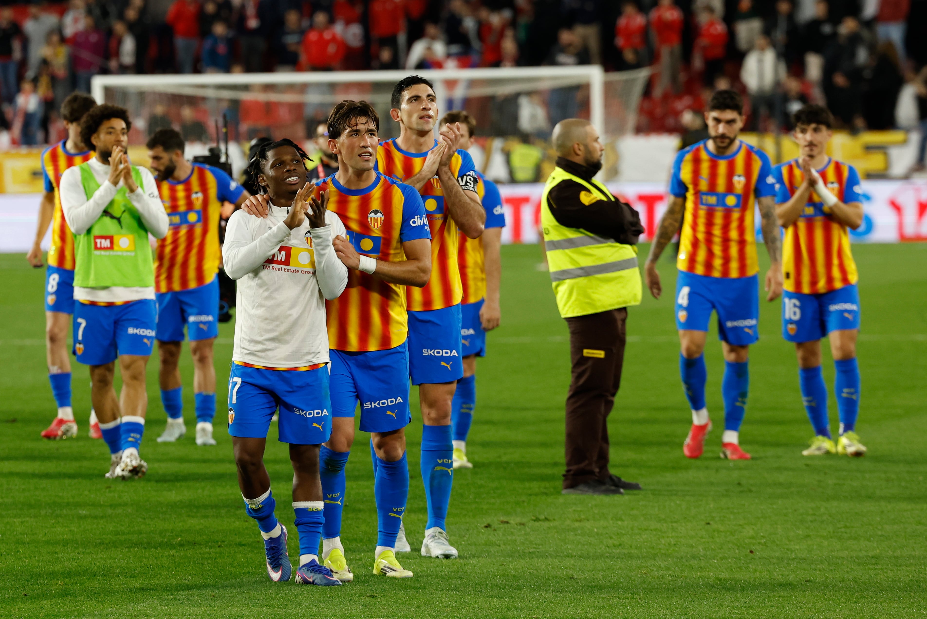 SEVILLA, 21/03/2026.- Los jugadores del Valencia celebran la victoria, al término del partido de LaLiga EA Sports que Sevilla FC y Valencia CF han disputado este sábado en el estadio Ramón Sánchez-Pizjuán. EFE/Julio Muñoz