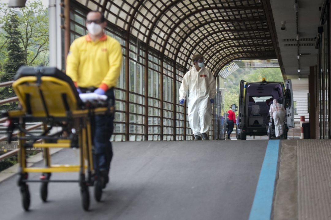 Trabajadores sanitarios en la entrada de Urgencias del Hospital Universitario Doctor Josep Trueta