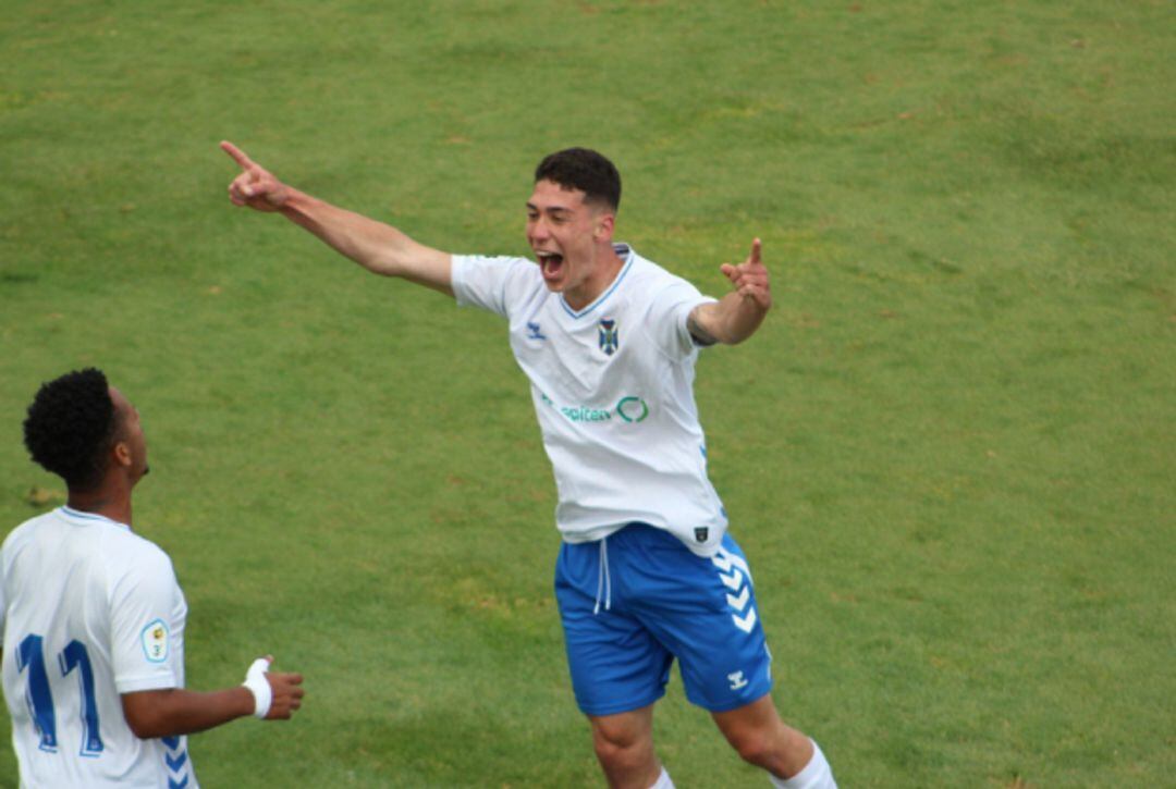 Ethyan celebra un gol en compañía de Cherno.