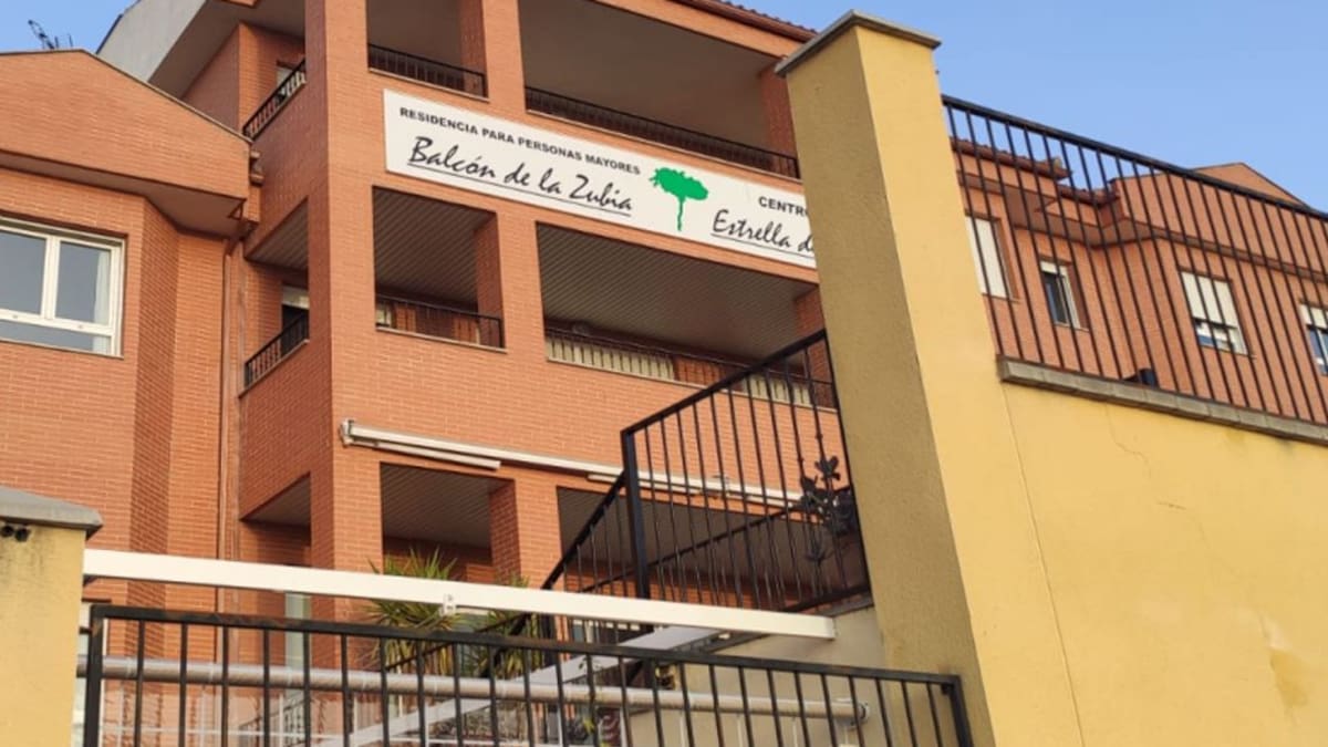 La UME desinfecta la residencia de mayores de La Zubia, principal foco de Granada