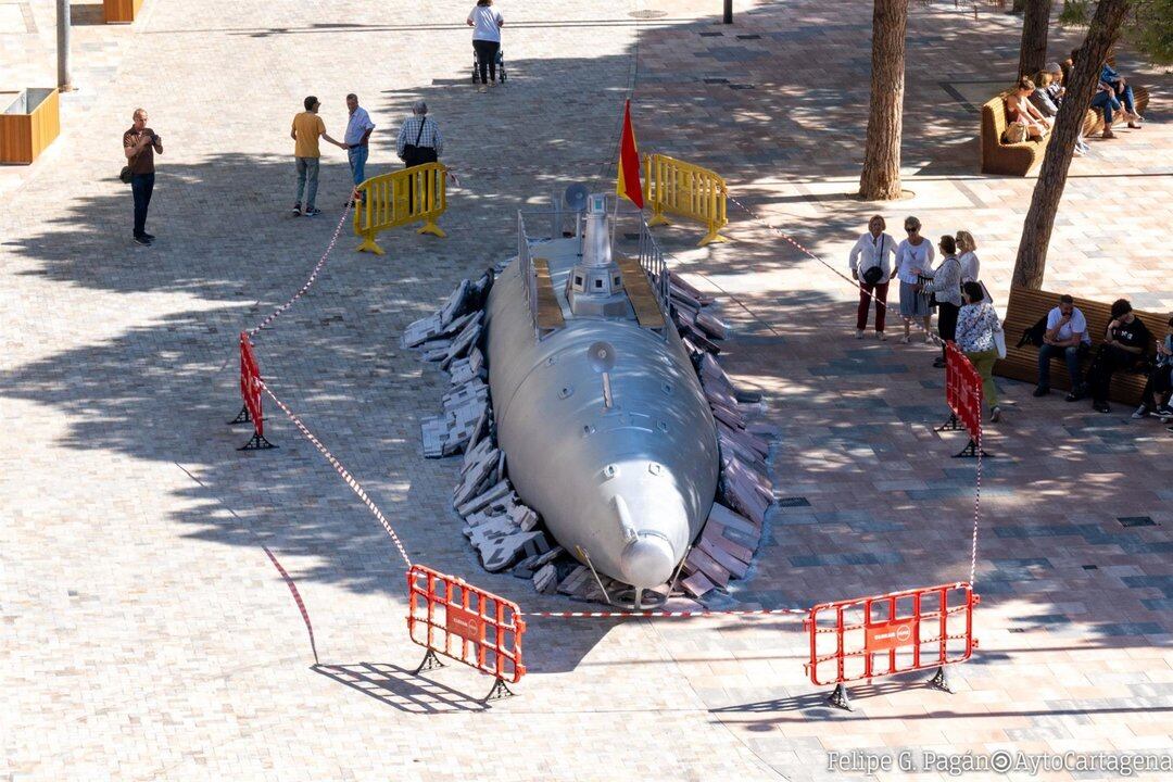 Replica del submarino Peral  en la Plaza Juan XXIII