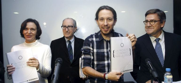 GRA382. MADRID, 27/11/2014.- El secretario general de Podemos, Pablo Iglesias (2d), acompañado por la responsable de Análisis político del partido, Carolina Bescansa (i) y los economistas Vincenç Navarro (2i) y Juan Torres (d), durante la rueda de prensa 