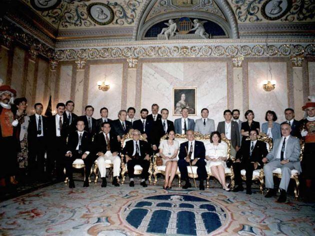 Alfonso Estirado en el centro de la imagen, tras el alcalde Ramón Esbocar, en una foto de la corporación municipal 1991-1995.