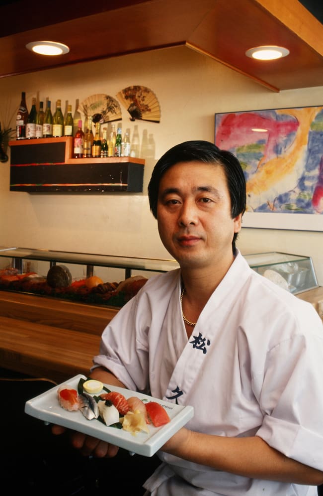 El chef Nobuyuki Matsuhisa, en su restaurante de Los Ángeles, en 1988.