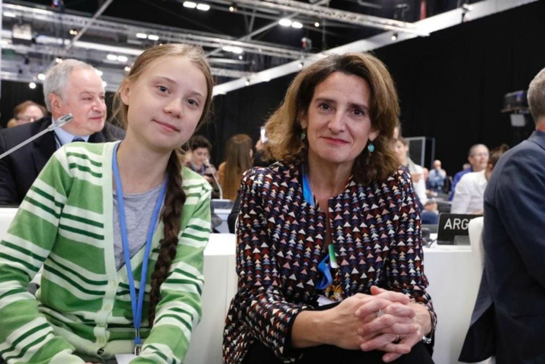 La joven activista sueca Greta Thunberg, y la ministra para la Transición Ecológica en funciones, Teresa Ribera.