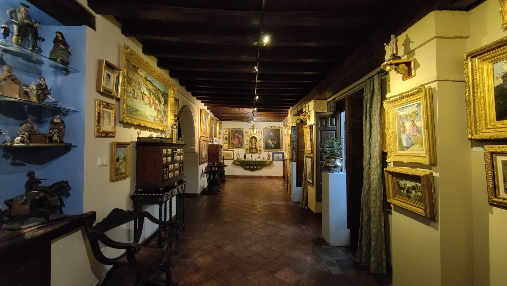 Una de las salas del museo privado Casa Ajsaris de Granada, situada en el bajo Albaicín