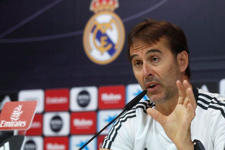 El entrenador del Real Madrid, Julen Lopetegui, hoy, durante la rueda de prensa, previa al entrenamiento, dónde aseguró estar &quot;satisfecho&quot; con su plantilla, con la llegada de Mariano y la salida del delantero Borja Mayoral del club. 