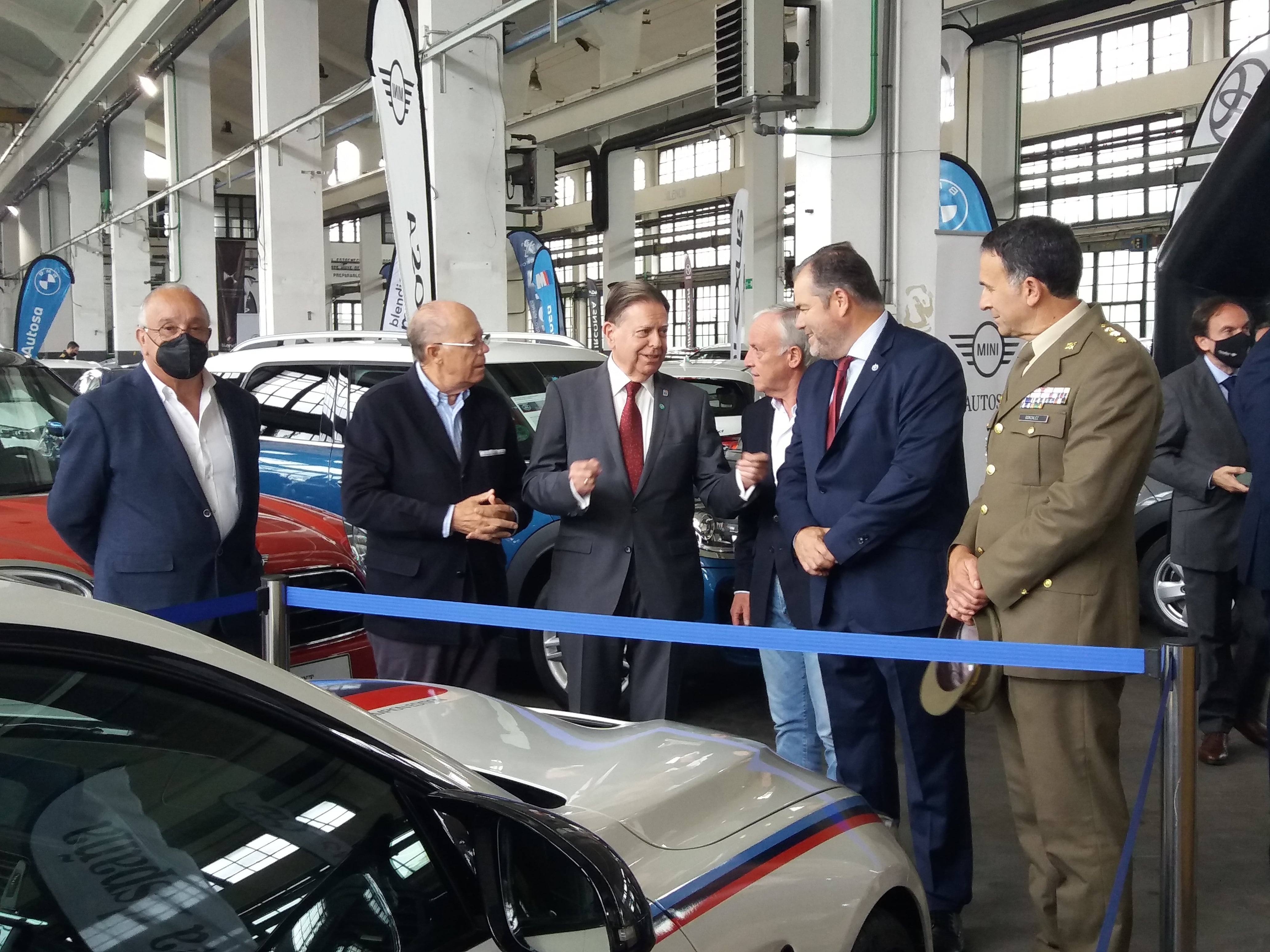 Visita de las autoridades a la feria del automóvil