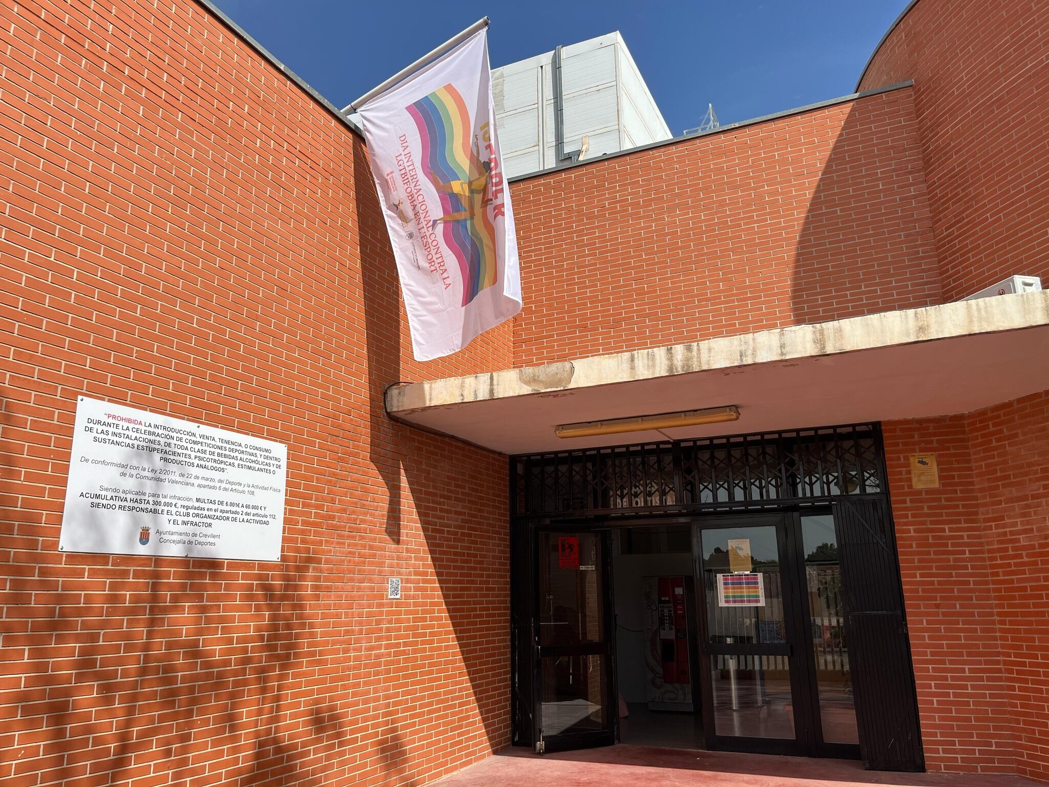 Bandera LGTBI en las instalaciones deportivas de Crevillent