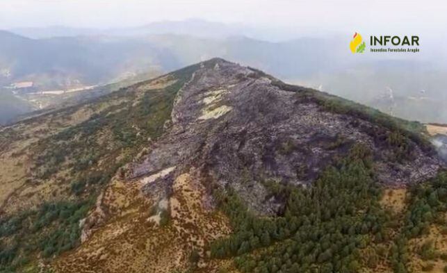 El incendio en la zona de las peñas de Larraz ha calcinado unas 15 hectáreas de pinar y erizón