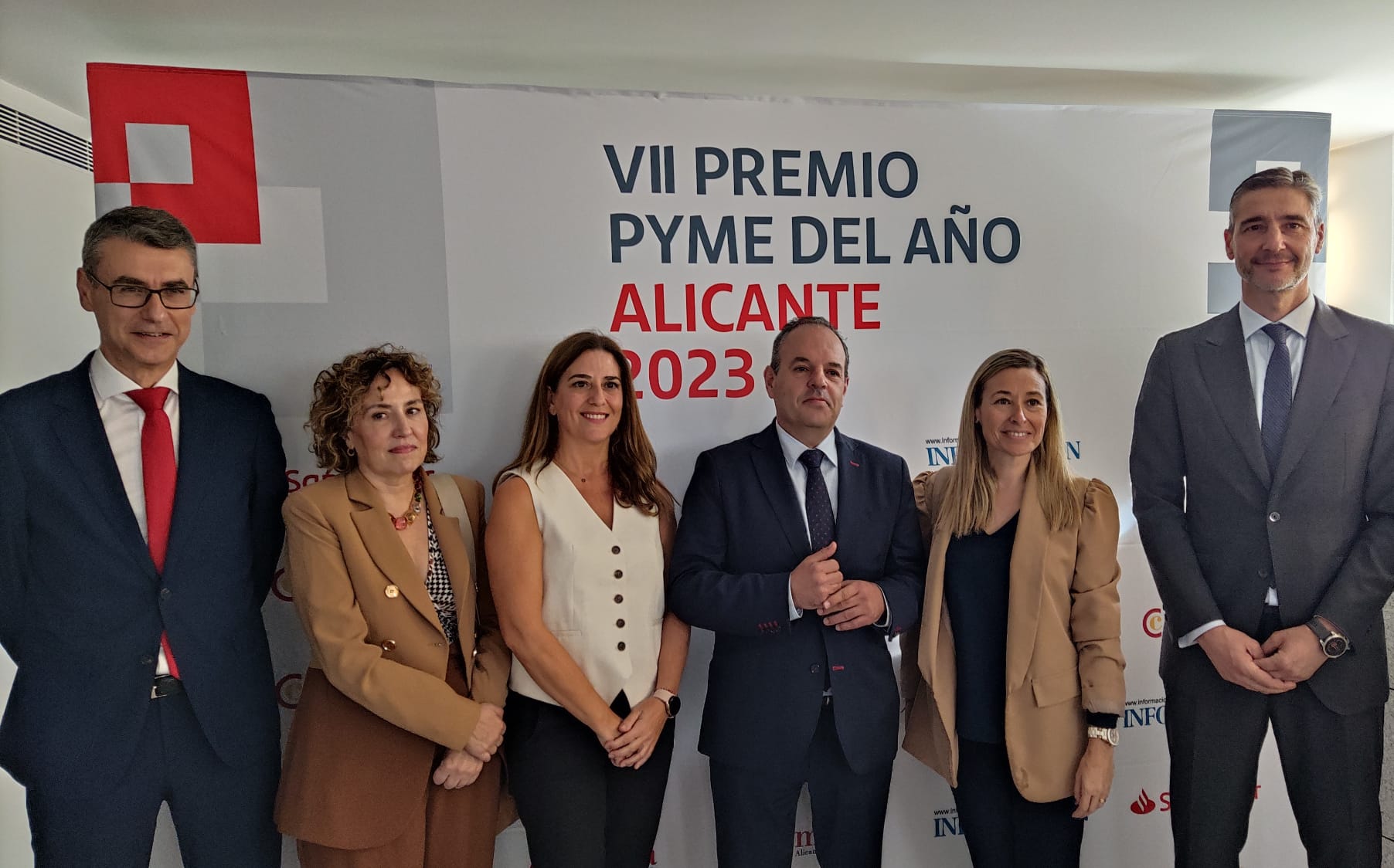 Carlos Baño, en el centro de la imagen, a la entrada de los premios Pyme del Año 2023