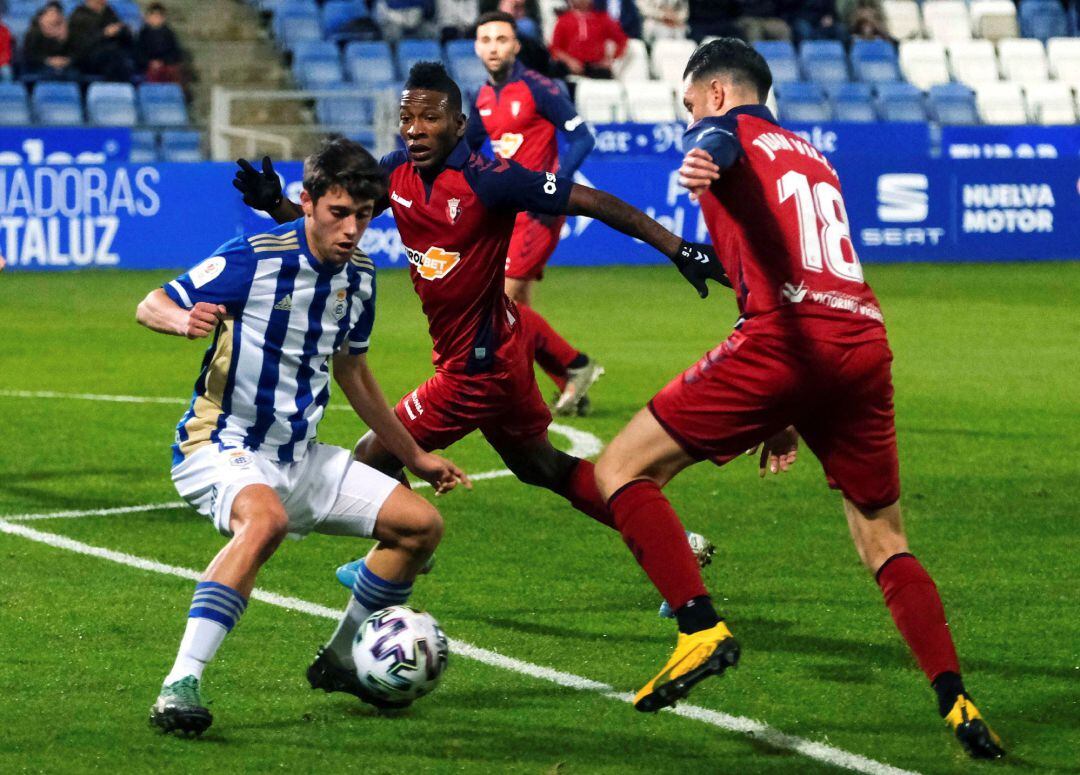 El centrocampista del Recreativo de Huelva Antonio Ponce (i) ante el defensa ecuatoriano del Osasuna Pervis Estupiñán (c) y el delantero Juan Villareal (d)