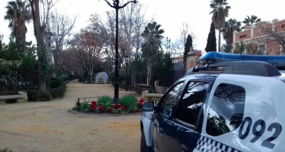 Una patrulla de Policía Local en las Alamedas