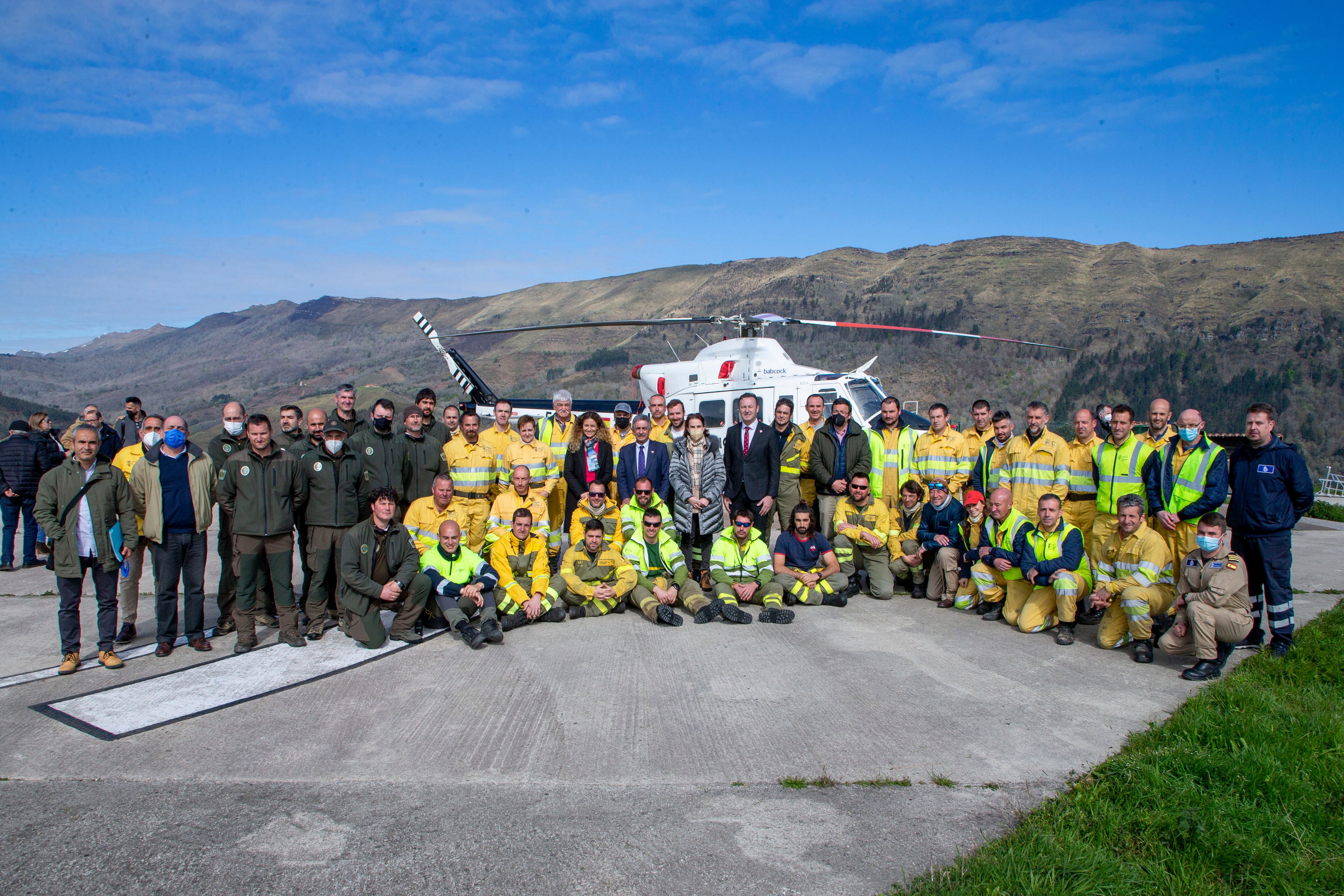 El presidente de Cantabria, Miguel Ángel Revilla, junto al consejero de Desarrollo Rural, Guillermo Blanco en un encuentro con la BRIF en el Helipuerto de Jaedo, Ruente.