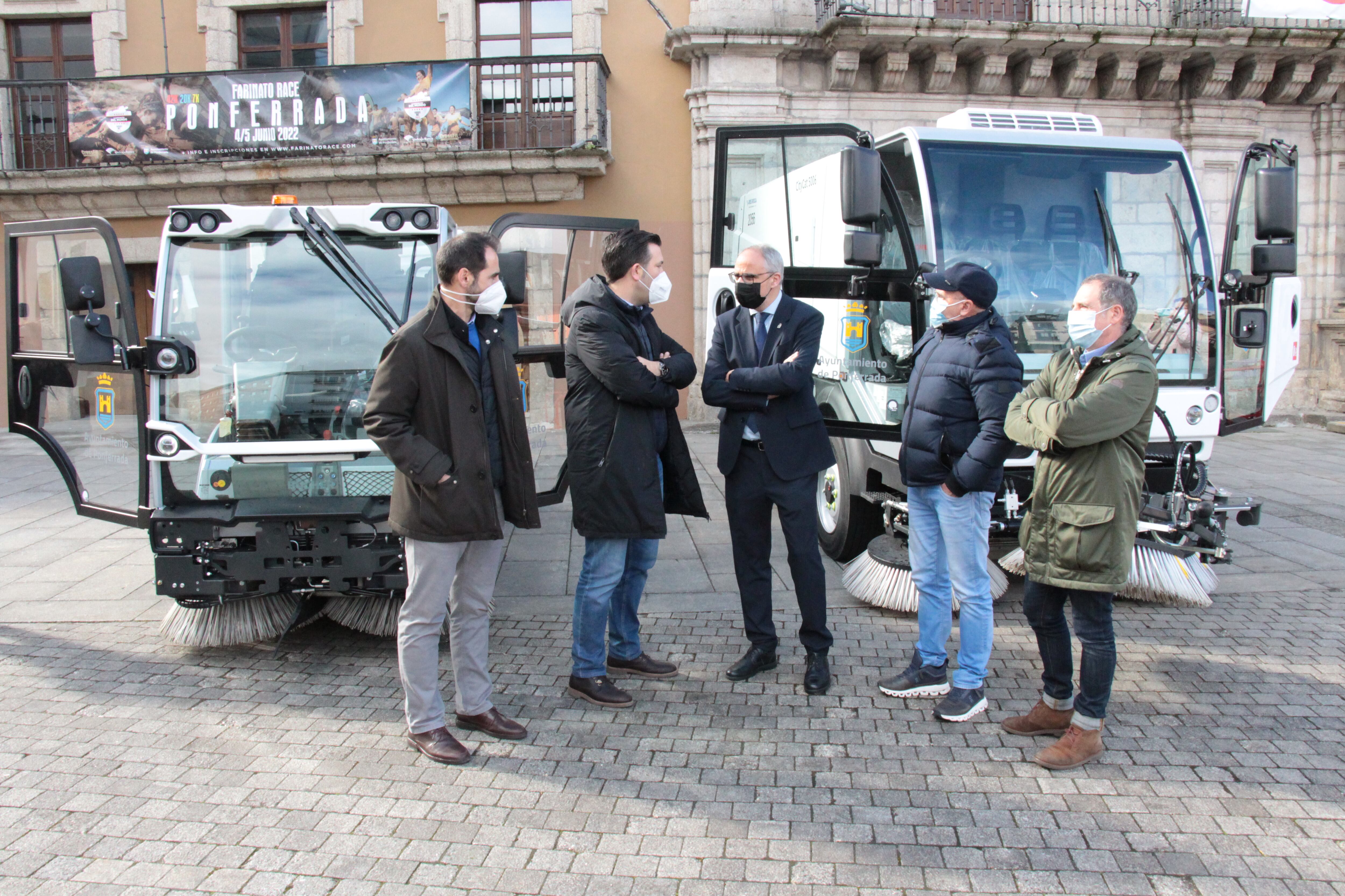 El alcalde y el concejal de Desarrollo Sostenible junto a las responsables de la empresa comercializadora de las barredoras