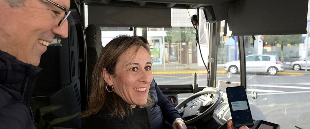 Ethel Vázquez, subida a un autobús