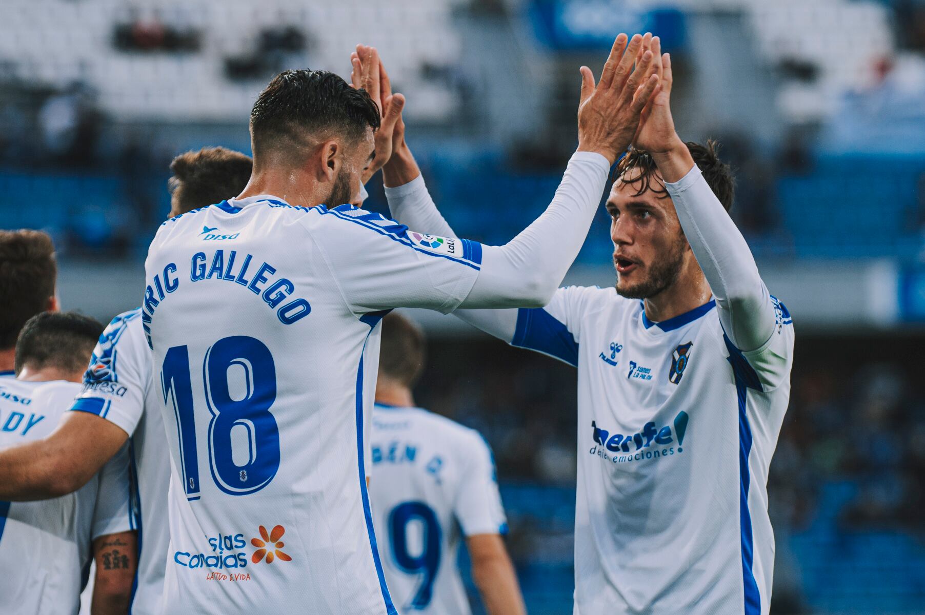 Corredera y Gallego celebran un gol del delantero ante la Real Sociedad B tras asistencia del primero.