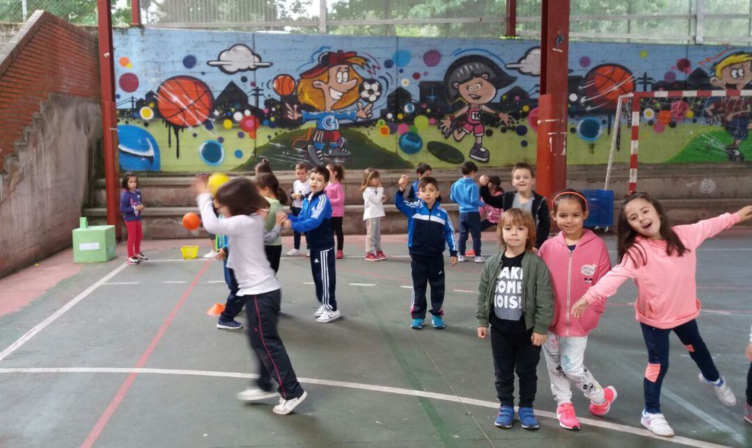 Nenos e nenas xogando no patio do CEIP O Couto (Rampa de Sas)