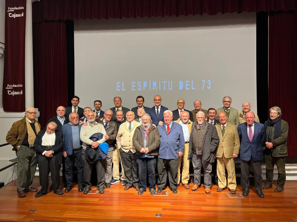 Foto de familia sobre las tablas del Teatro Cajasol tras el estreno de la película &#039;El espíritu del 73&#039;