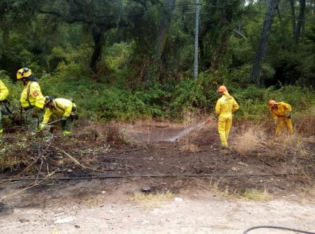 Voluntarios del Grupo de Pronto Auxilio 7 Fincas trabajan para sofocar un incendio. Imagen de archivo