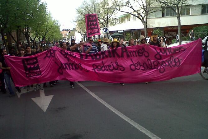 La "Fábrika de los Sueños", un colectivo de jóvenes de la sierra, se ha instalado en una discoteca abandonada después de ser desalojado de una fábrica