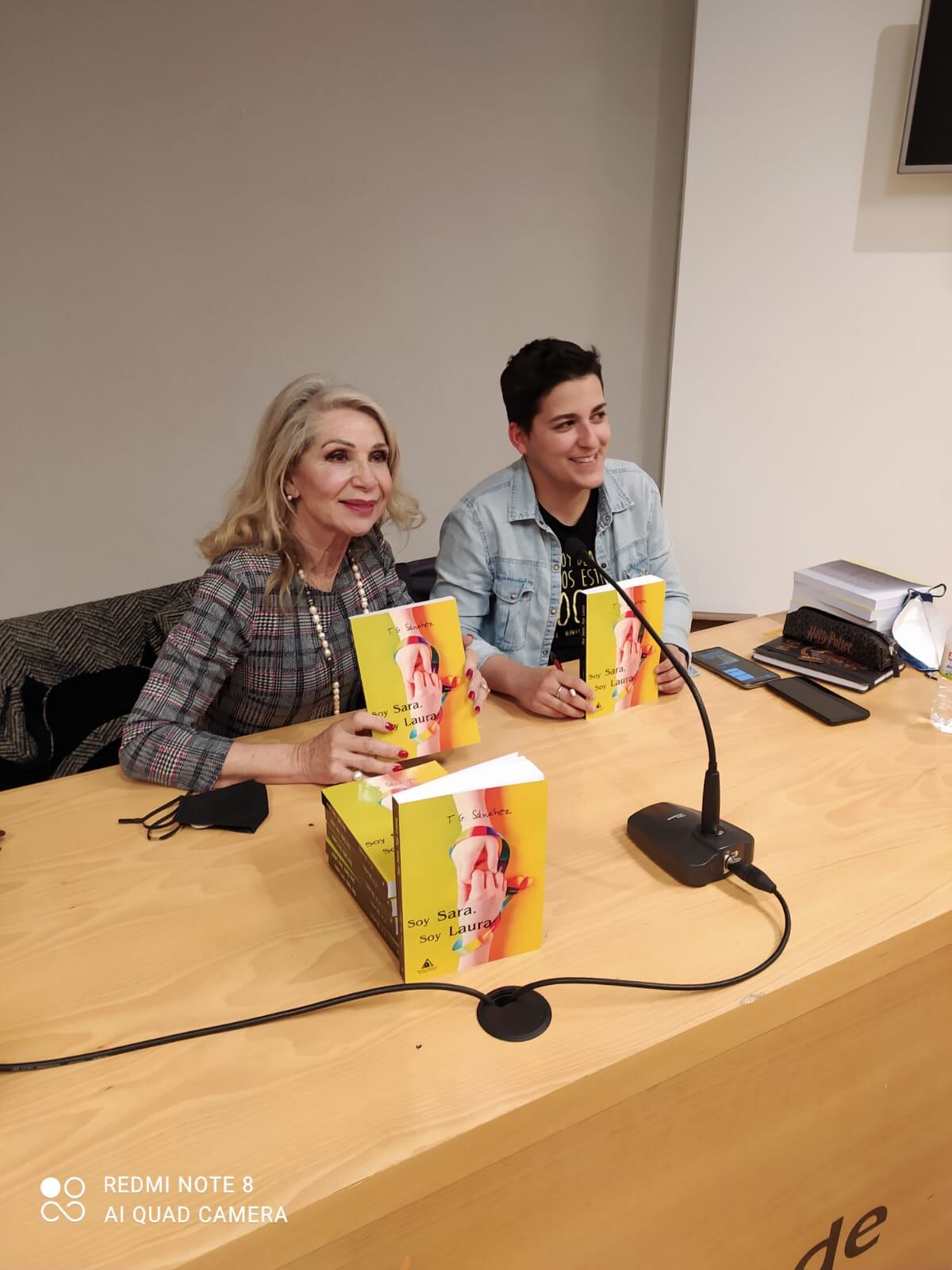 Tania G. Sánchez con María José García de Ediciones Atlantis en la presentación de la novela