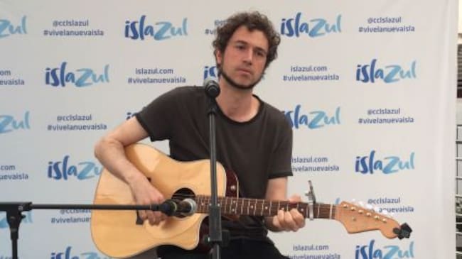 Rodrigo Mercado durante su actuación en directo.