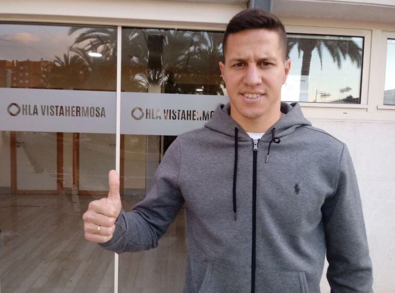 José Fran, en la puerta de la clínica Vistahermosa