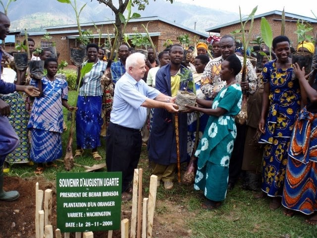Agustín Ugarte junto a jóvenes africanos.