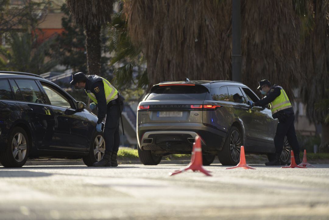 Un dispositivo policial para controlar los cierres perimetrales en 16 municipios valencianos, en València