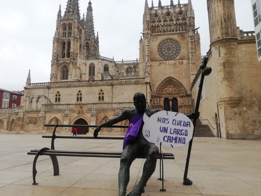 Colocaron prendas moradas, carteles y pancartas con mensajes sobre el 8M en 13 estatuas de la ciudad