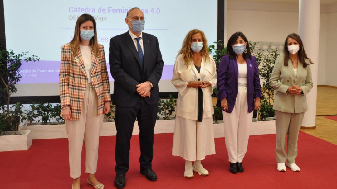 El rector de la Universidad y la presidenta de la Deputación de Pontevedra durante la presentación de la cátedra