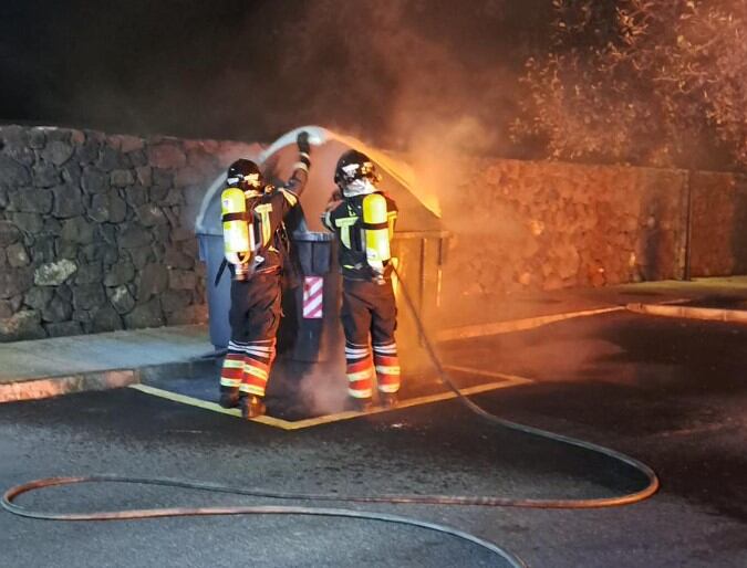 Bomberos de Lanzarote sofocando el incendio de un contenedor.