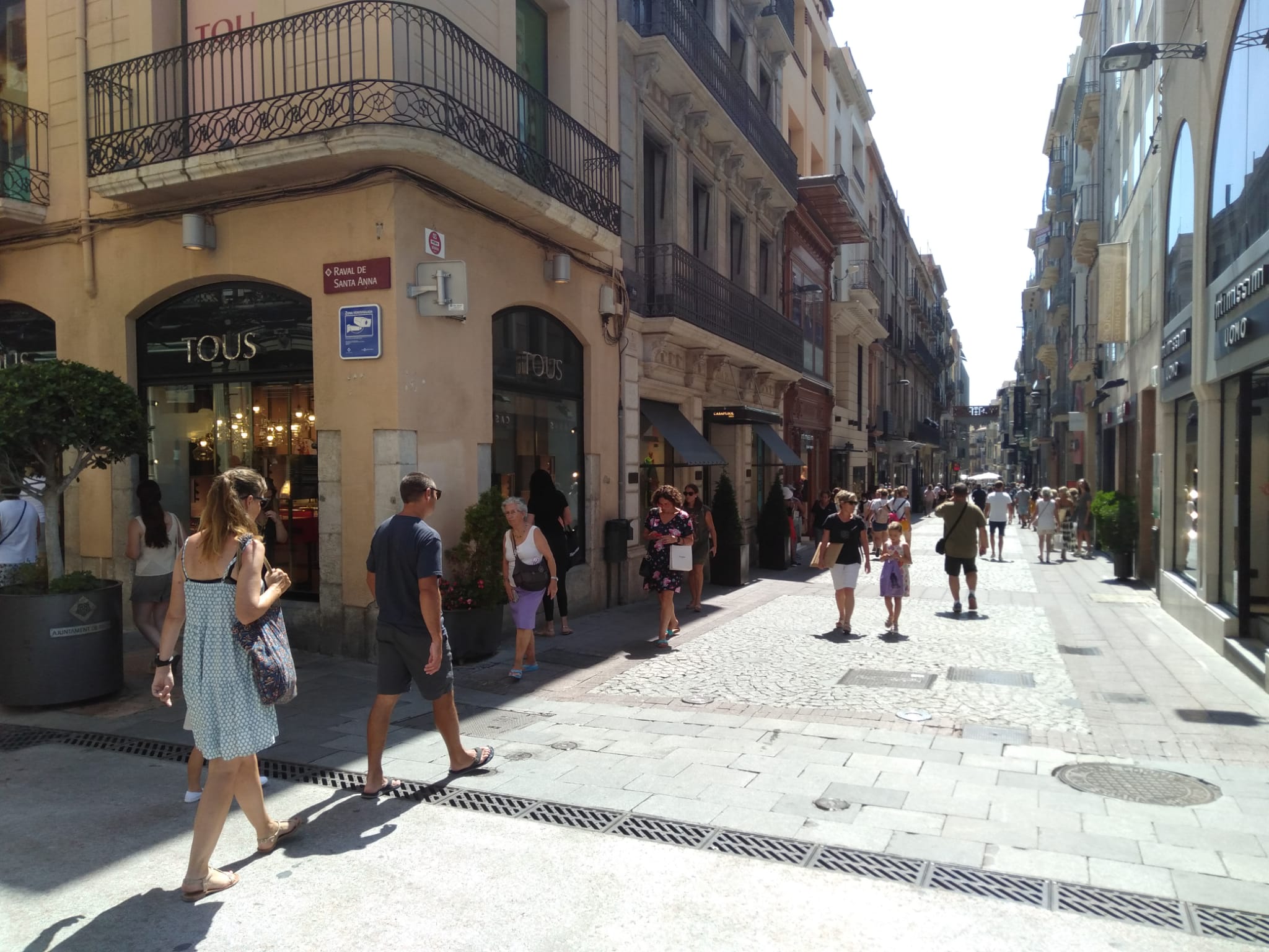 Al carrer Monterols de Reus s&#039;hi concentra part de les botigues de roba afectades per les mesures energètiques / Andreu Dalmau