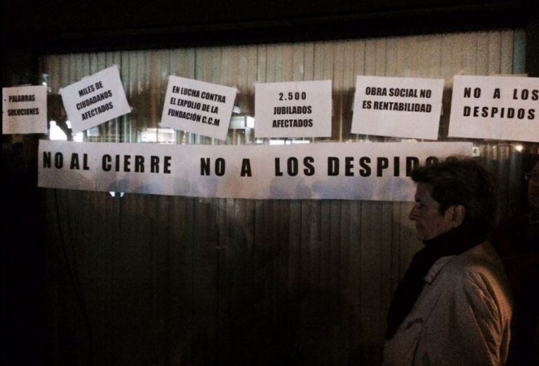 Protesta a las puertas del Centro Cultural de la Fundación CCM