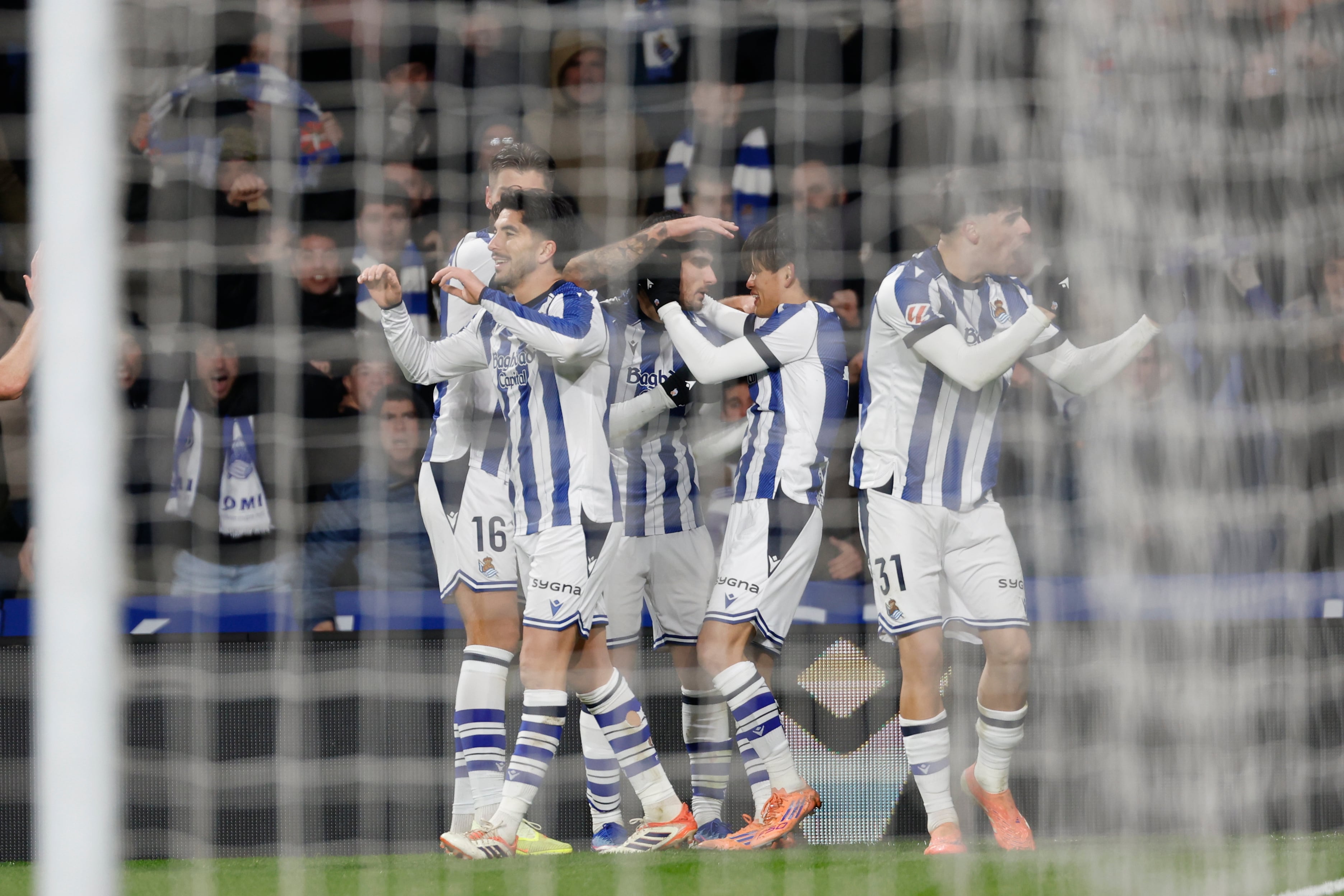 SAN SEBASTIÁN, 04/01/2026.- Los jugadores de la Real Sociedad celebran el gol de Gonçalo Guedes, durante el partido de la jornada 18 de LaLiga que Real Sociedad y Atlético de Madrid disputan hoy domingo en el estadio de Anoeta. EFE/Juan Herrero