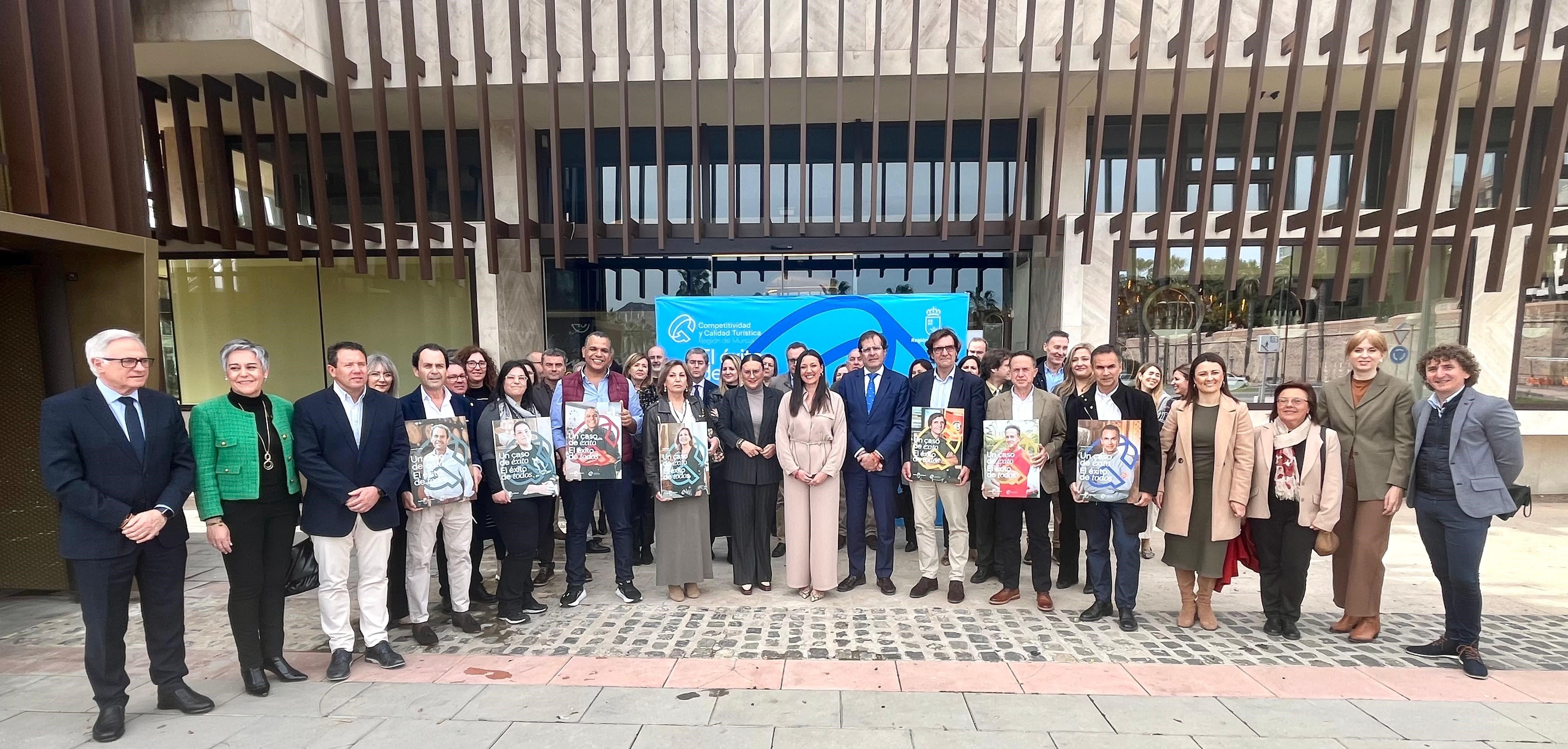 La consejera, Carmen Conesa, con los asistentes a la presentación de la campaña.