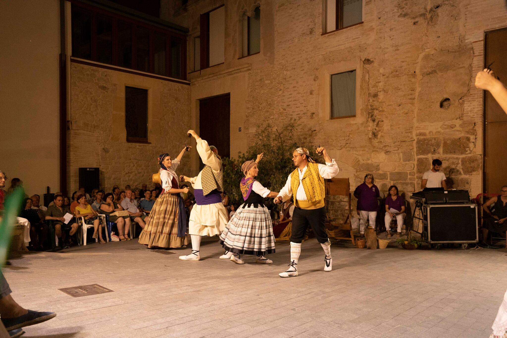 El grup de Danses Ontinyent en una actuació