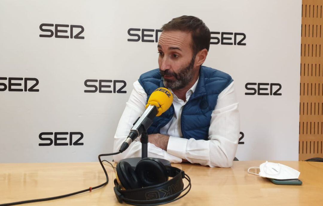 Sito Alonso en los estudios de Radio Murcia Cadena SER