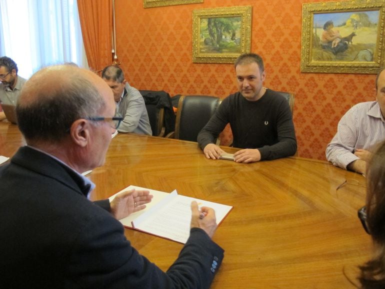 Natxo Bellido junto a Vicente Moreno durante la firma del convenio