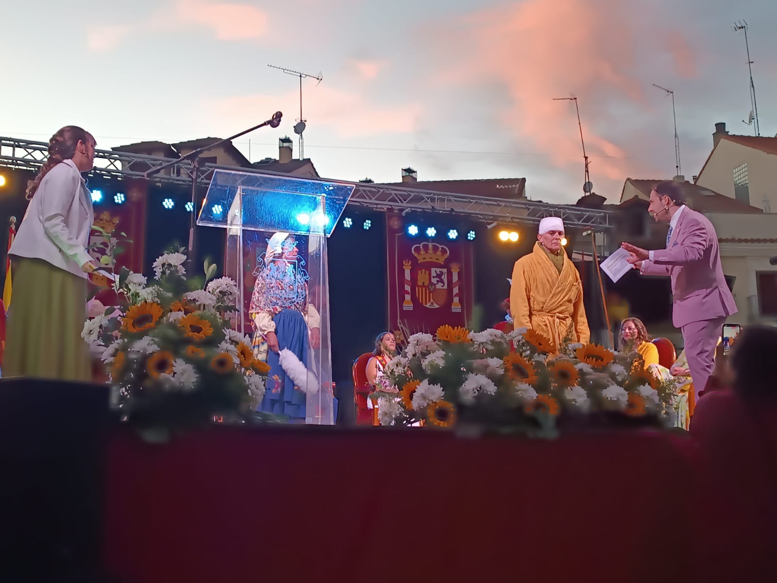 Personajes teatrales como Marat o el ama de Don Prelimplín han subido al escenario del pregón de fiestas de Aranda 2024