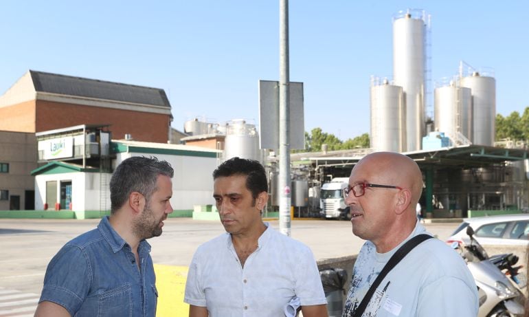 Representantes de la Fundación Anclaje visitan la fábrica de Lauki