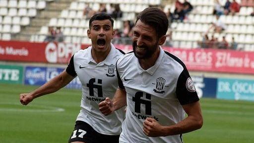 Alex Bernal celebra su primer gol con el Eldense